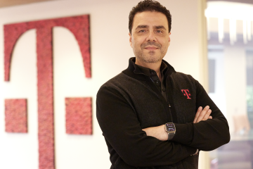 Omar Tazi dans les locaux de T-Mobile